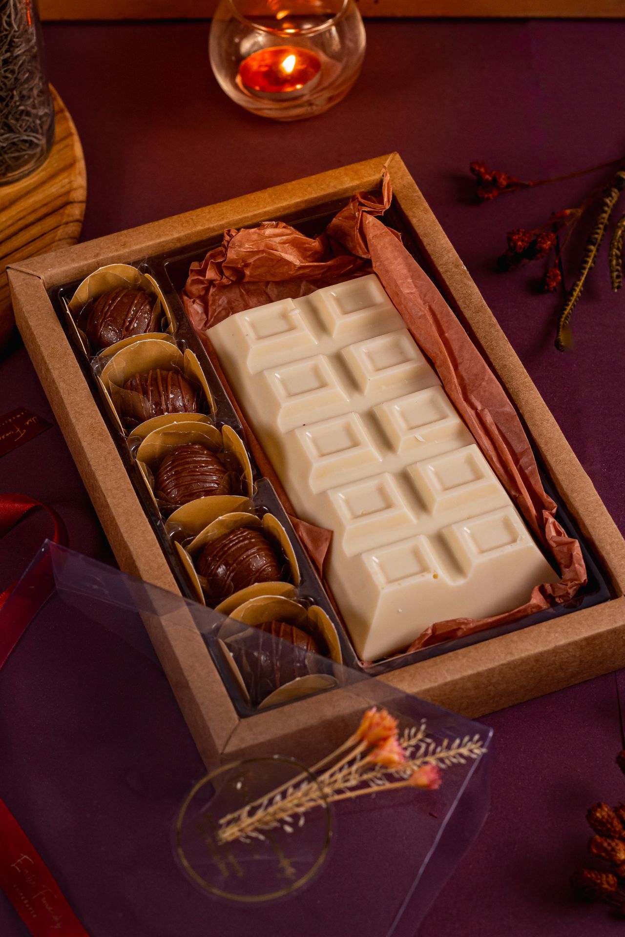 Caixa com barra de chocolate branco e trufas