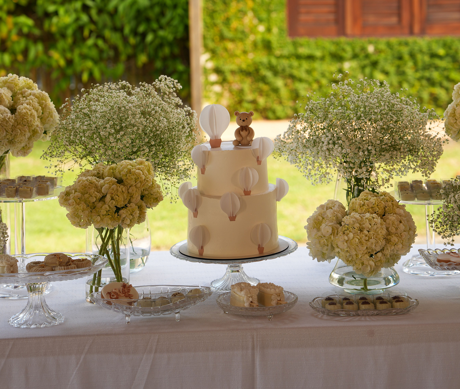 Mesa de doces e bolo para buffet de aniversário em Maceió
