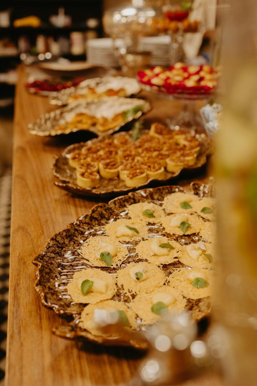 Coffee break em Maceió com pães artesanais, quiches, frutas e café sendo servido