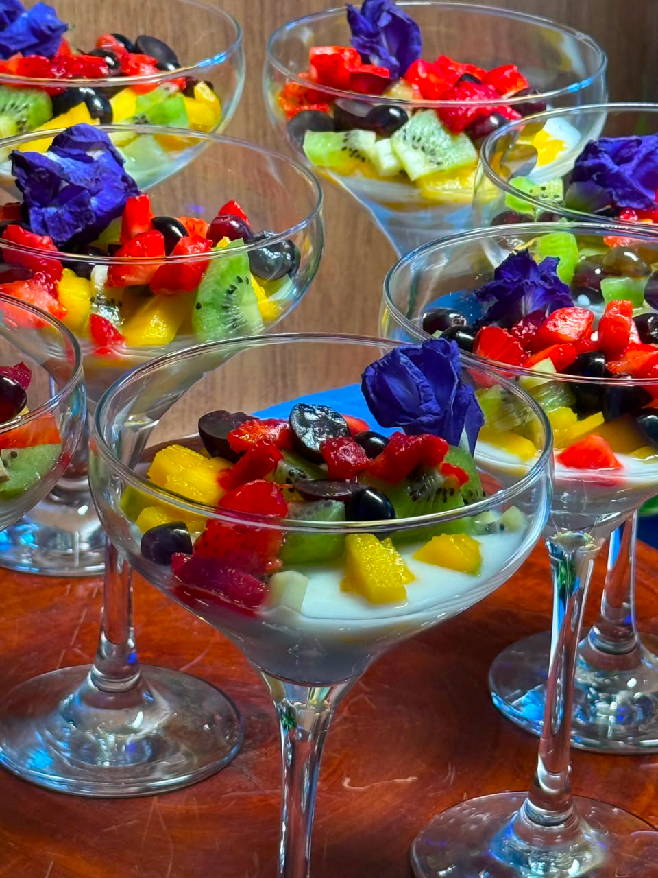 Coquetel para eventos em Maceió com bandeja de finger foods servida entre convidados