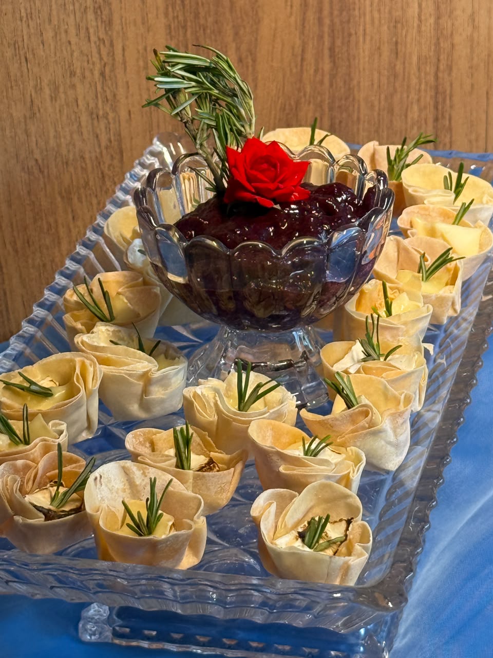Mesa de doces delicados em batizado