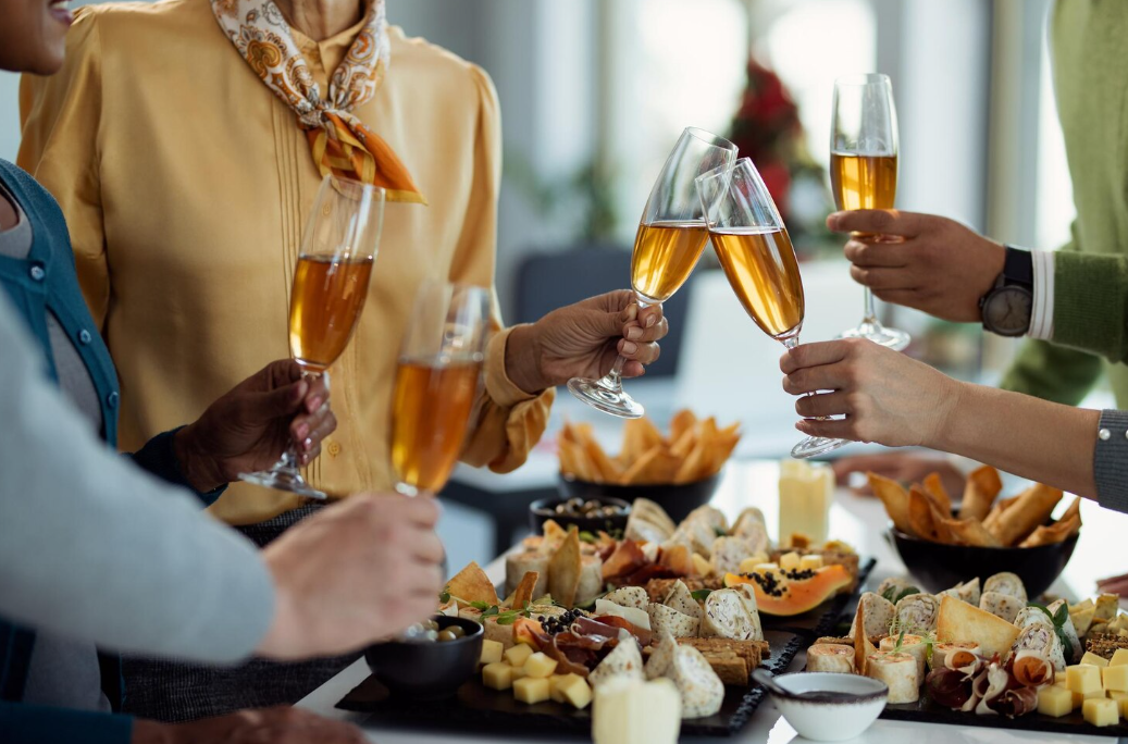 Convidados brindando durante a celebração