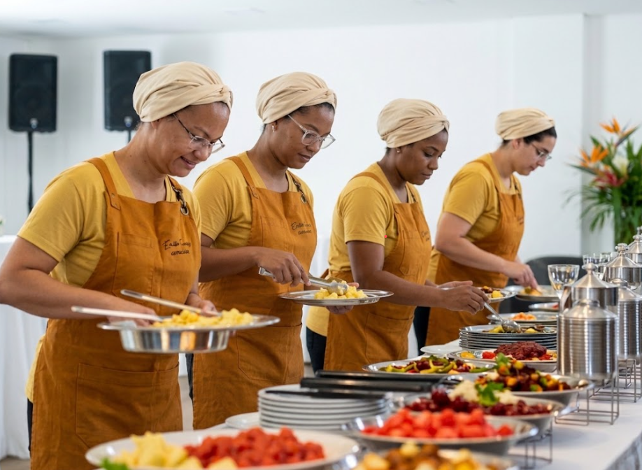 Equipe do buffet montando a mesa